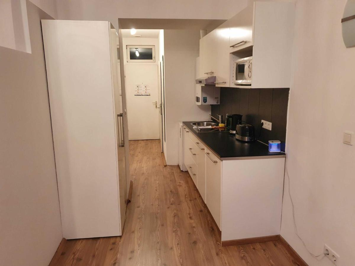 Vibrant Red Apartment I Contactless Check-In Vienna Esterno foto