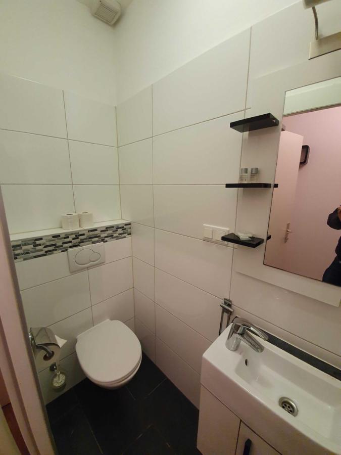 Vibrant Red Apartment I Contactless Check-In Vienna Esterno foto